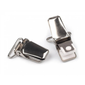 890129-1 | 8596475464239 | Bretelclip Nikkel Metaal 20mm Bretels & Poppen | bretelclip nikkel | bretelclip 20mm | metalen bretelclip | bretelklem nikkel | bretelklem 20mm | klemclip nikkel | metalen klemclip | clip voor bretels | bretels maken | bandclip 20mm | clip voor band | poppen maken | poppenkleding maken | kleding voor poppen | gehaakte poppen | gehaakte pop kleding | amigurumi accessoires | amigurumi kleding | mini bretels | bretels voor poppen | tuinbroek pop | poppen accessoires | mini tasje maken | creatieve fournituren | kleding fournituren | band bevestigen | nikkelkleurige clip | suspender clip nickel | suspender clip 20mm | doll clothes accessories | doll suspender clip | Hosenträgerclip nickel | Hosenträgerclip 20mm | Puppenkleidung Zubehör